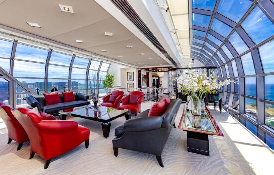 檀香山天空的玻璃顶层公寓寻求530万美元