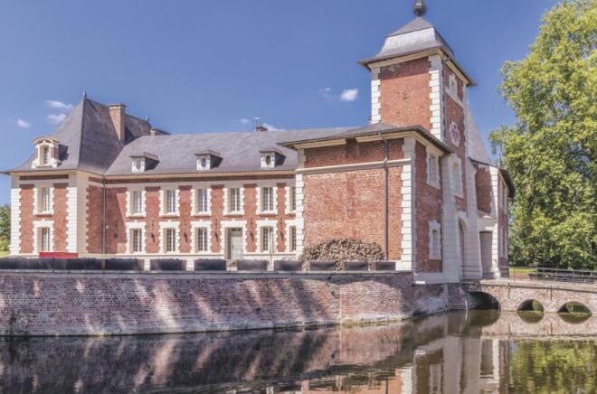 带有护城河的砖堡在法国北部要价350万美元