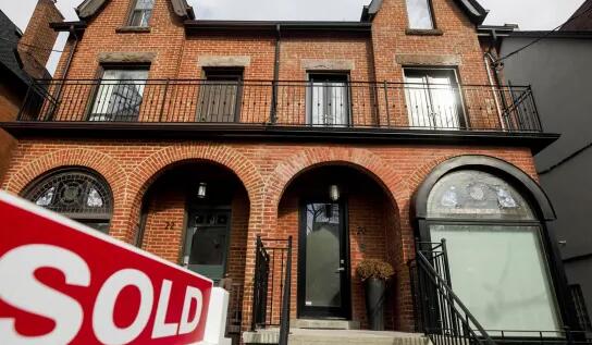 房价飞涨引发了人们对加拿大生活成本危机的担忧