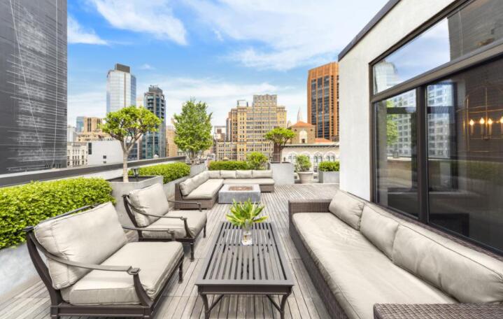曼哈顿中城的四层顶层公寓 带有七个露台和将近2000平方英尺的户外生活空间