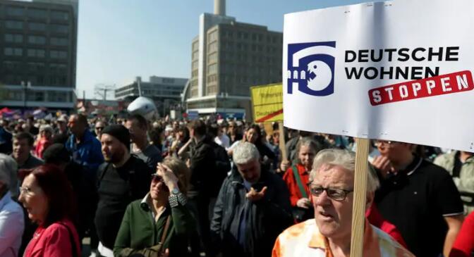 柏林选举中的大多数人刚刚投票决定从主要房东那里剥离240000份租金并与该市的住房危机作斗争