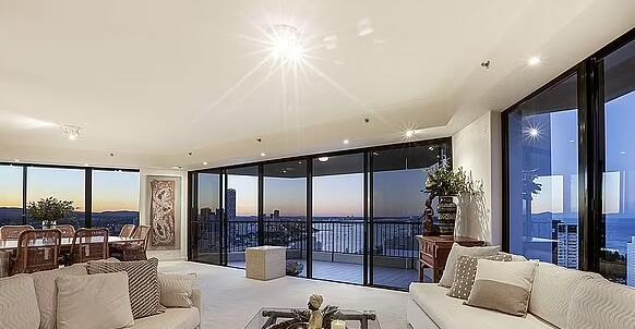 晚间电视名人玛丽·罗西的黄金海岸顶层公寓进入房地产市场