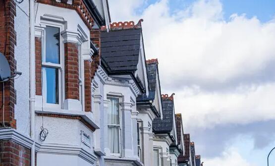由于需求超过供应 英国房屋的要价显示创纪录的上涨