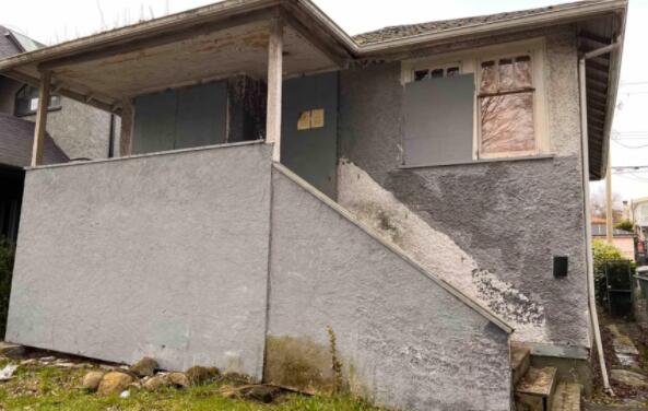 温哥华房地产市售150万美元的破旧与无法居住的房屋
