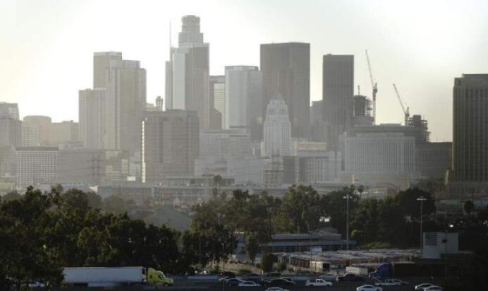 洛杉矶县房地产市场飙升创纪录的100美元