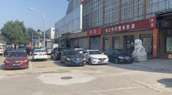 明目张胆！北京这处曾被查封的非法停车场再现“黑收费”？执法人员出手