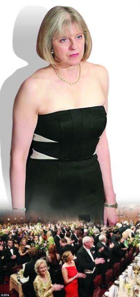 英国内政大臣特雷莎·梅身穿抹胸紧身裙出席市长晚宴，与现场盛装打扮的女士们形成强烈对比。