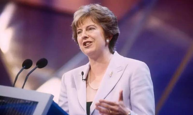 2000年9月17日，特蕾莎·梅在伯恩茅斯召开的保守党大会上发表讲话。